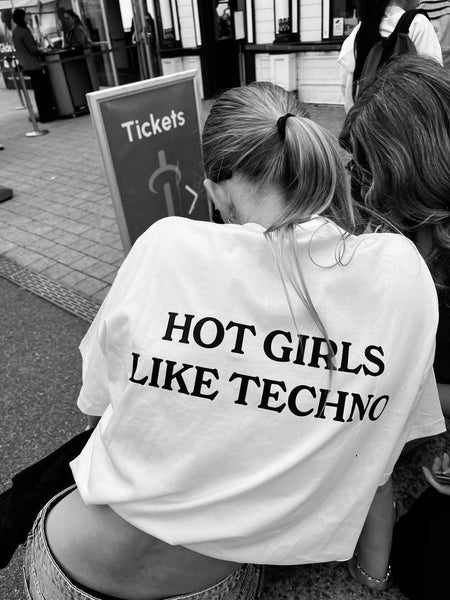 Hot Girls Like Techno Oversized T-Shirt – Trendy Festival Rave Tee for Women | physical by Acid House™ (formerly Zyra Drip)